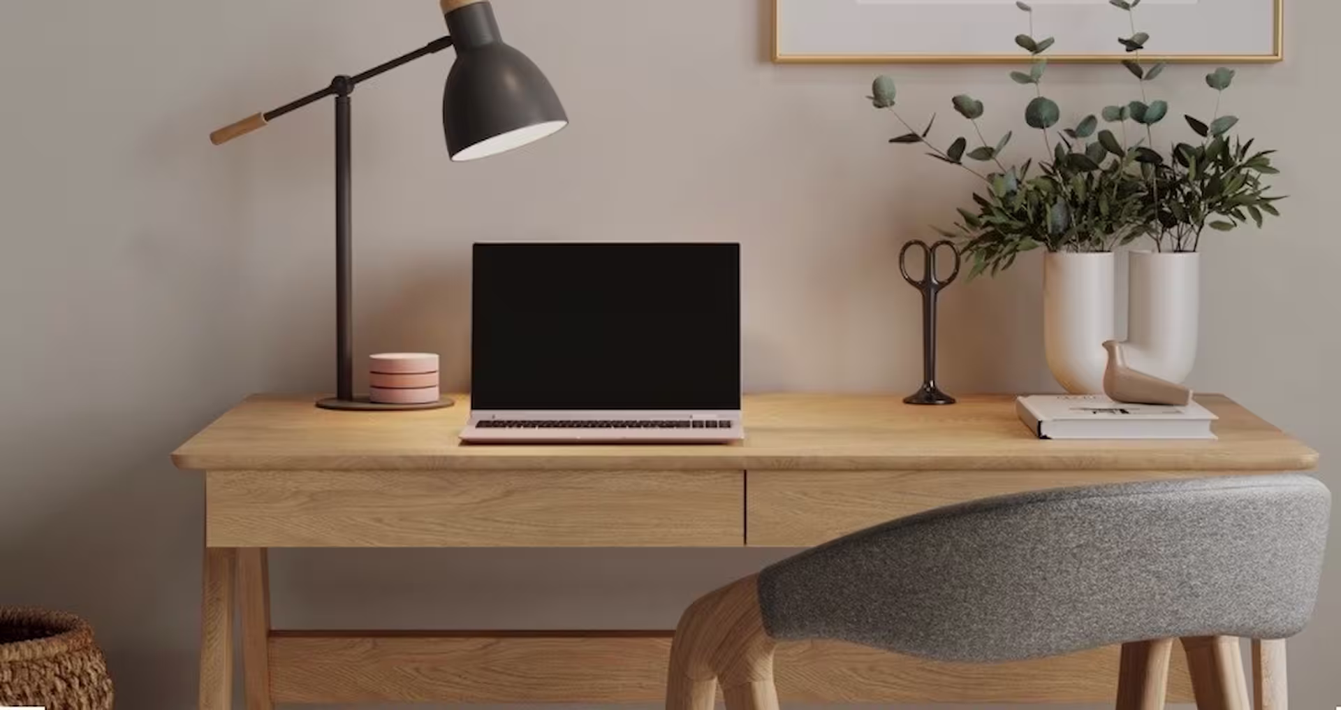 Prydligt arbetsrum med skrivbord, bärbar dator och gröna växter efter kontorsstädning